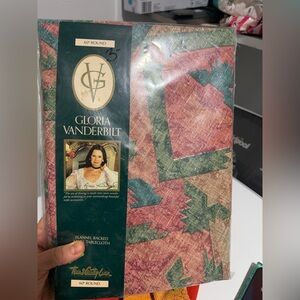 NIP vintage Gloria Vanderbilt Red and Green Tablecloth 60 inch round